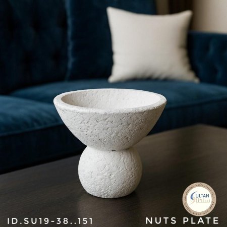 صحن مكسرات برجل